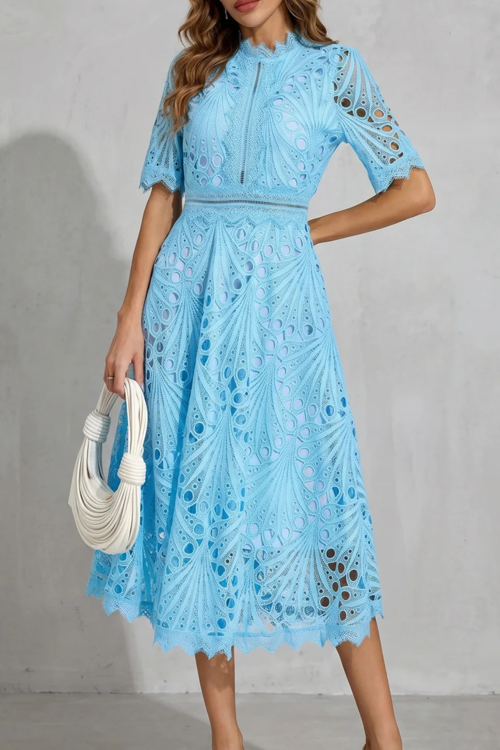 Charlisse™ | Raffinement en dentelle ornée – Robe midi col montant