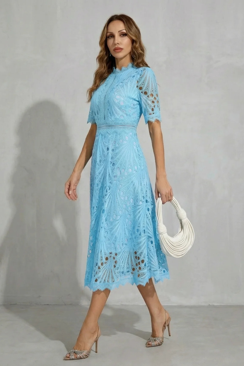 Charlisse™ | Raffinement en dentelle ornée – Robe midi col montant