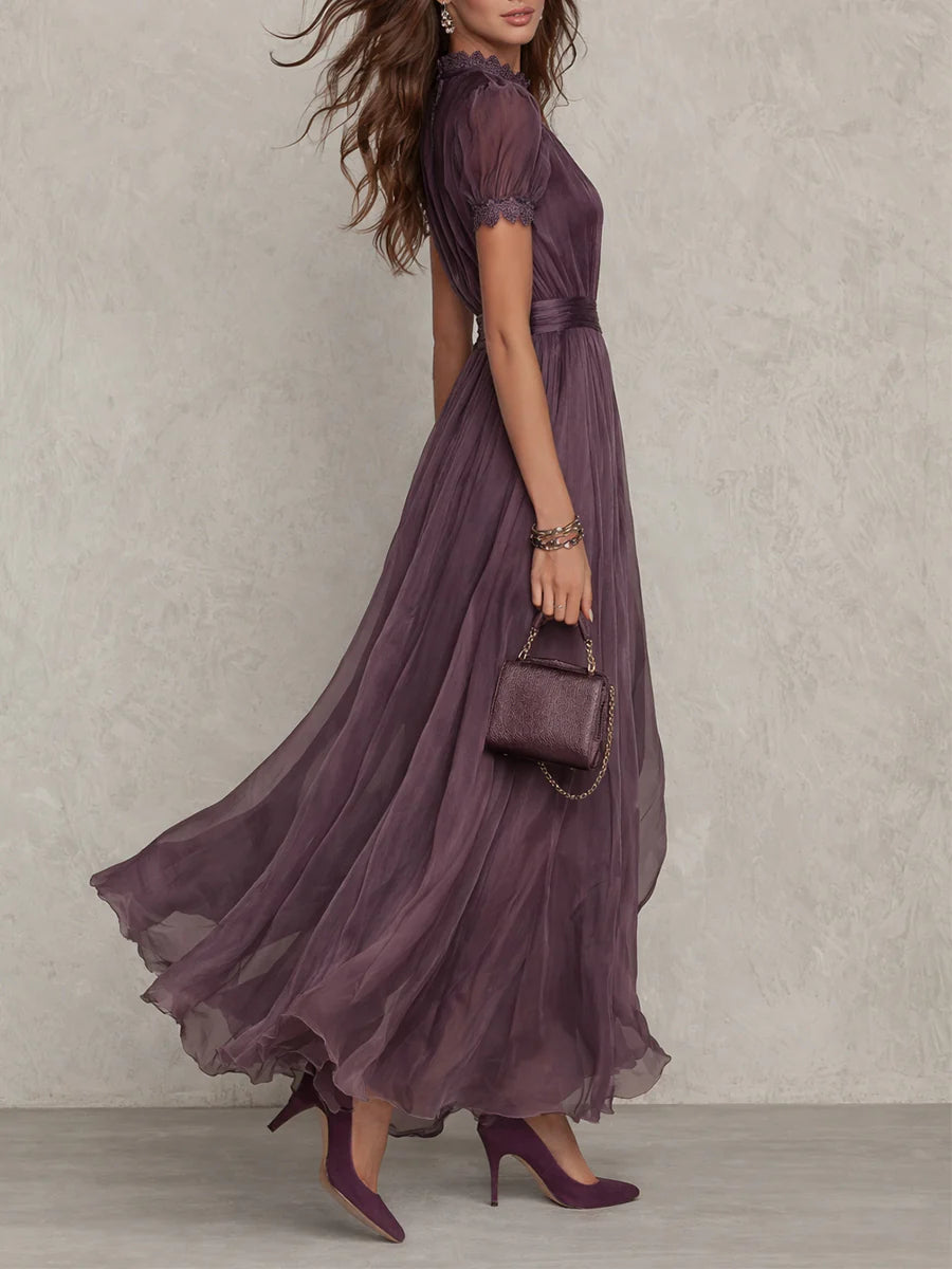 Flavia™ | Robe longue violette à décolleté en goutte et bordure en dentelle
