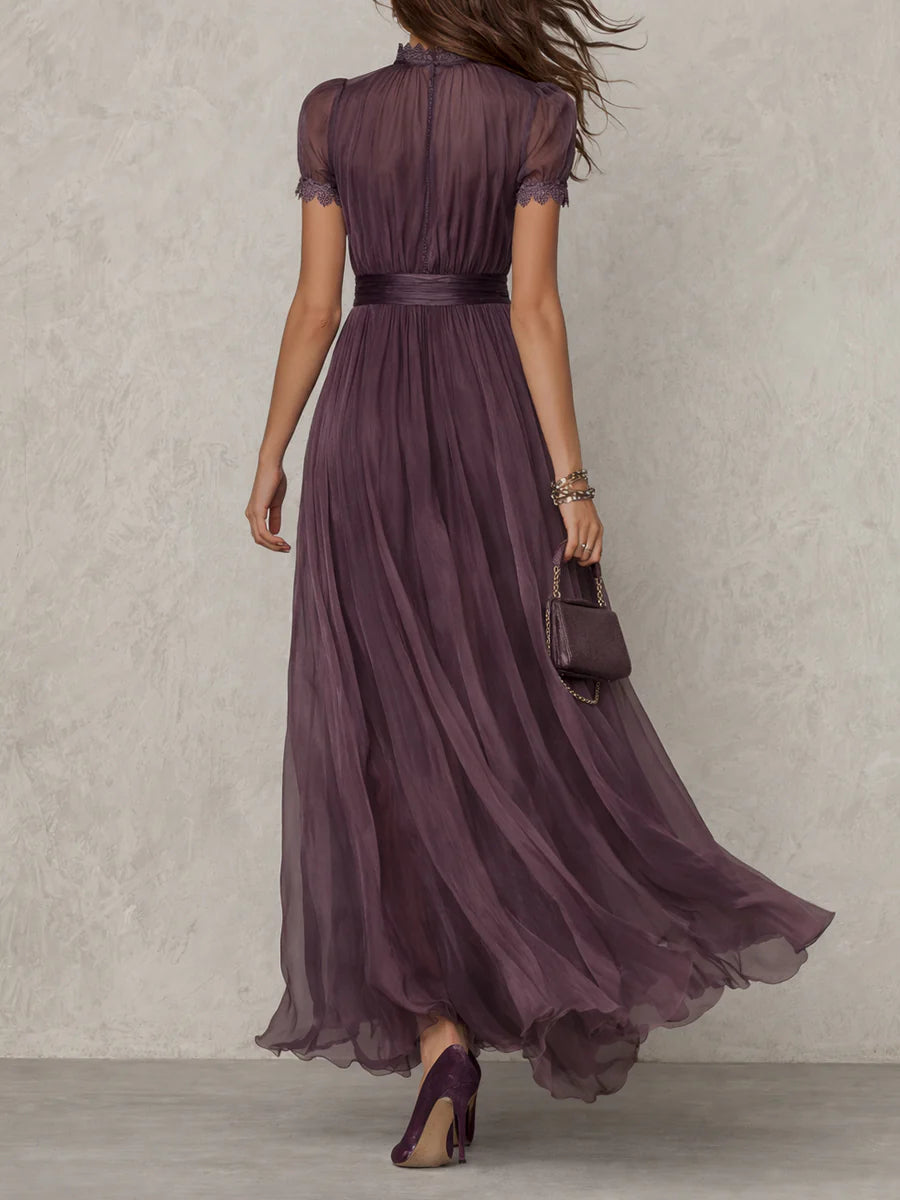 Flavia™ | Robe longue violette à décolleté en goutte et bordure en dentelle